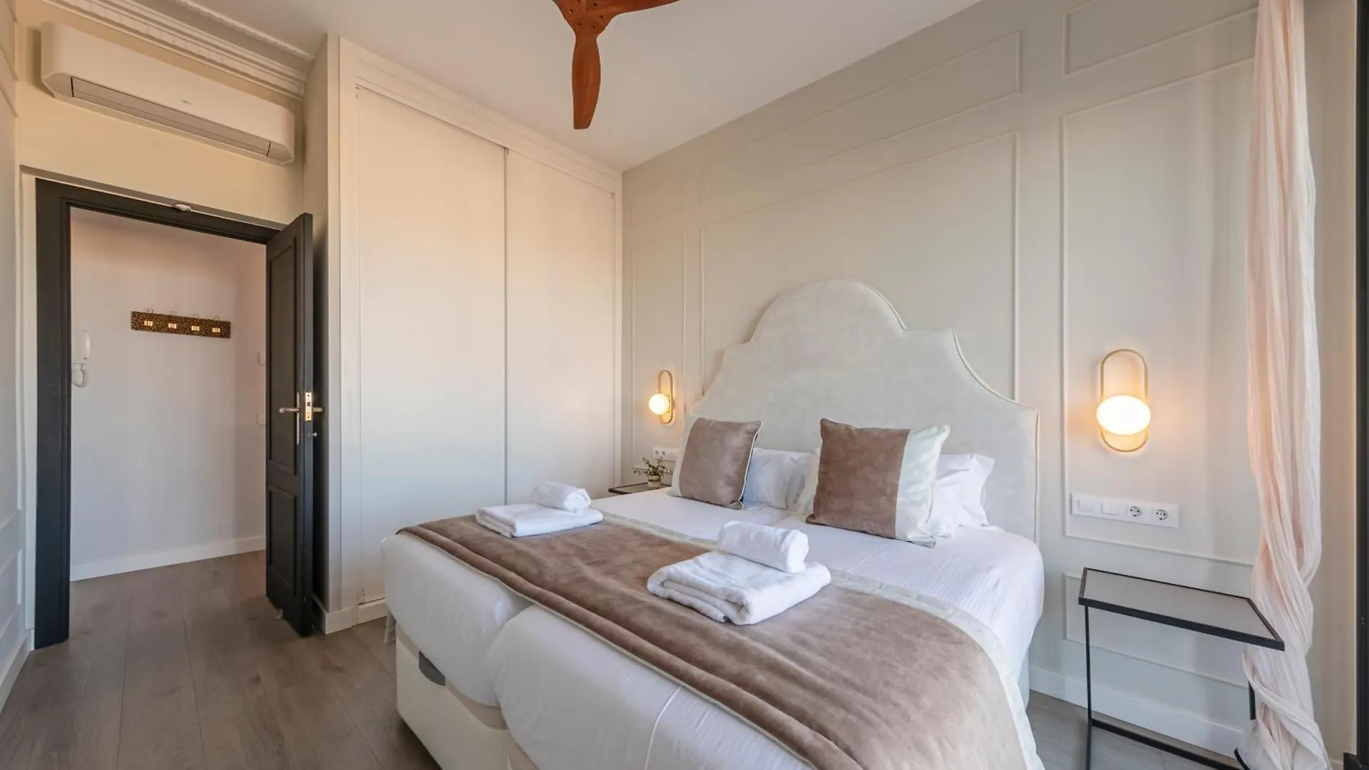 Isg Apartments Modern Atticpool At The Cathedralfree Parking Sevilha 0*,  Espanha