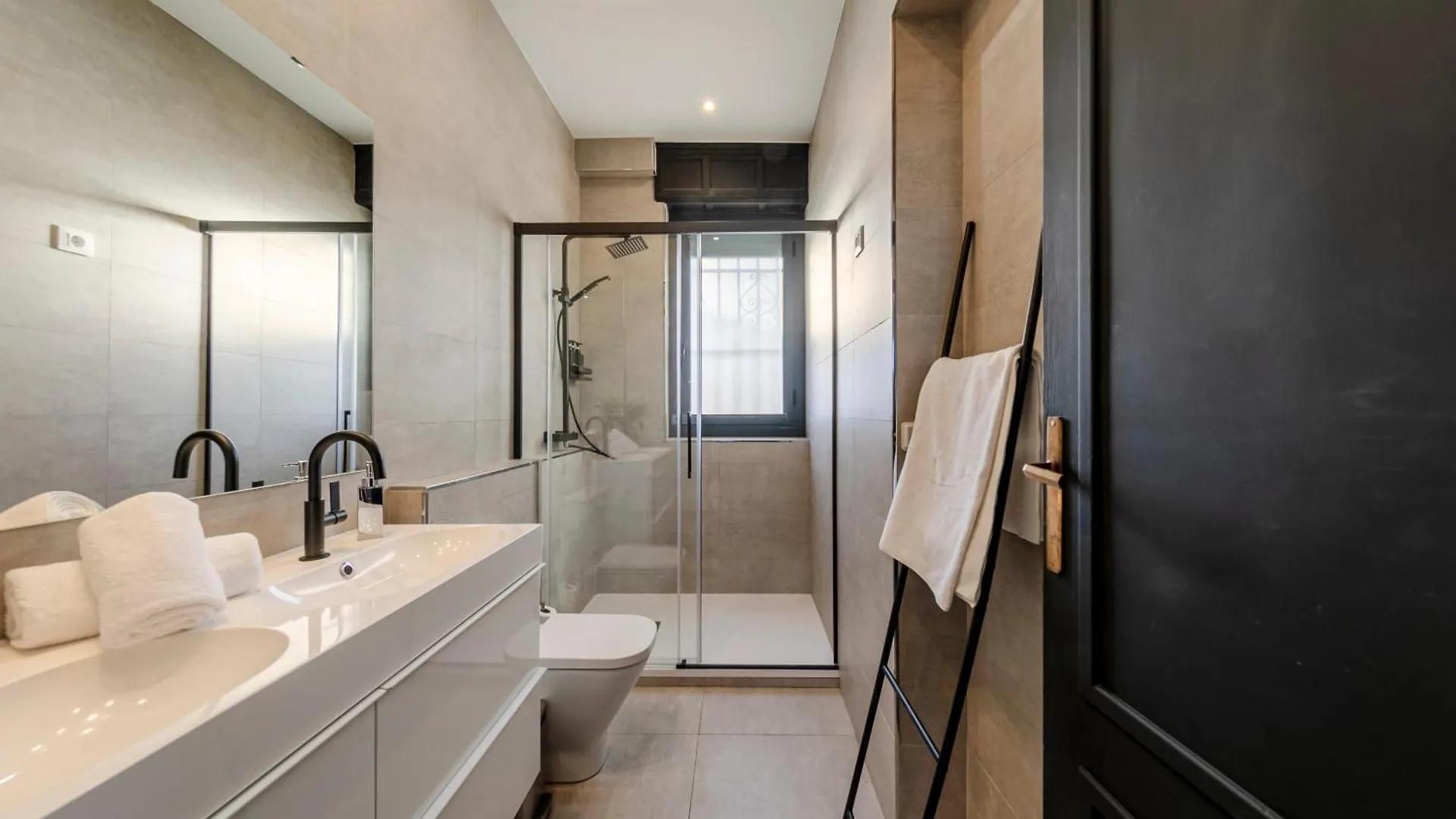 Isg Apartments Modern Atticpool At The Cathedralfree Parking Σεβίλλη Ισπανία