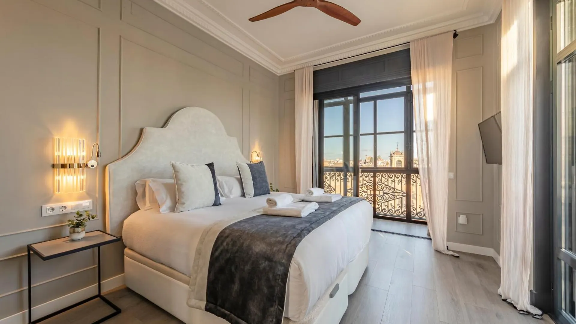 Isg Apartments Modern Atticpool At The Cathedralfree Parking Sevilla